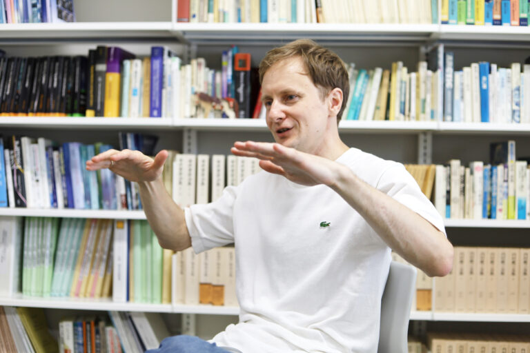 Associate Professor Podolskiy explaining how glaciers cause seismic vibrations that ocean-bottom seismometers detect (Photo by Apilia Agatha Gunawan)