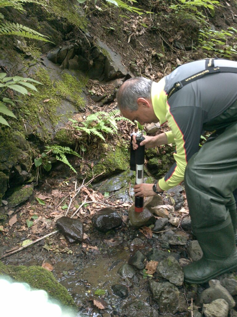 Measuring benthic algae concentrations from river stones. Photo by Nobuo Ishiyama.