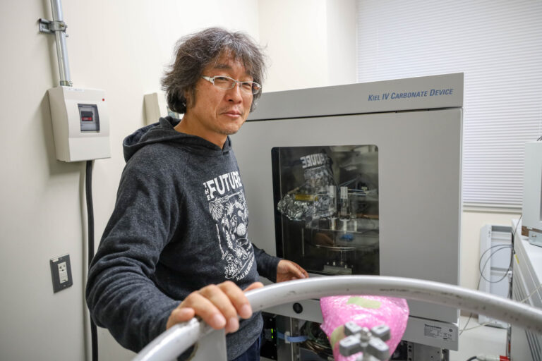 Watanabe with mass spectrometer measuring isotope ratios in corals. (Photo by Miho Nagao)