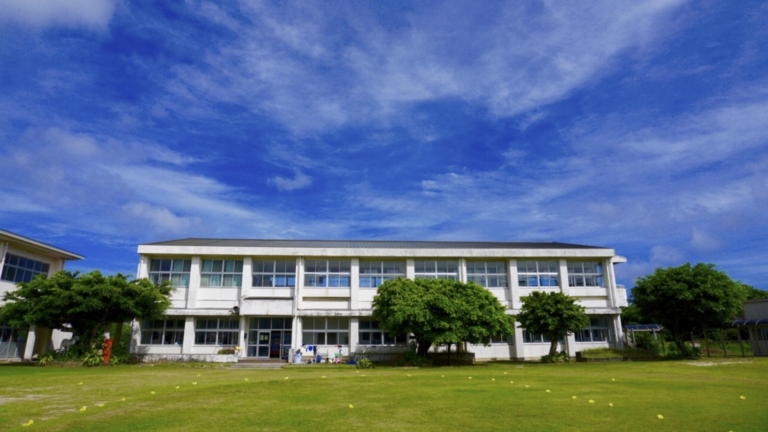 廃校を利用して作った喜界島サンゴ礁科学研究所（写真：渡邊剛）