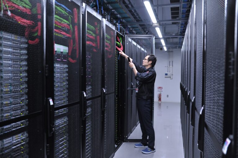 さくらインターネット石狩データセンターでサーバーを点検する様子(提供:さくらインターネット株式会社)