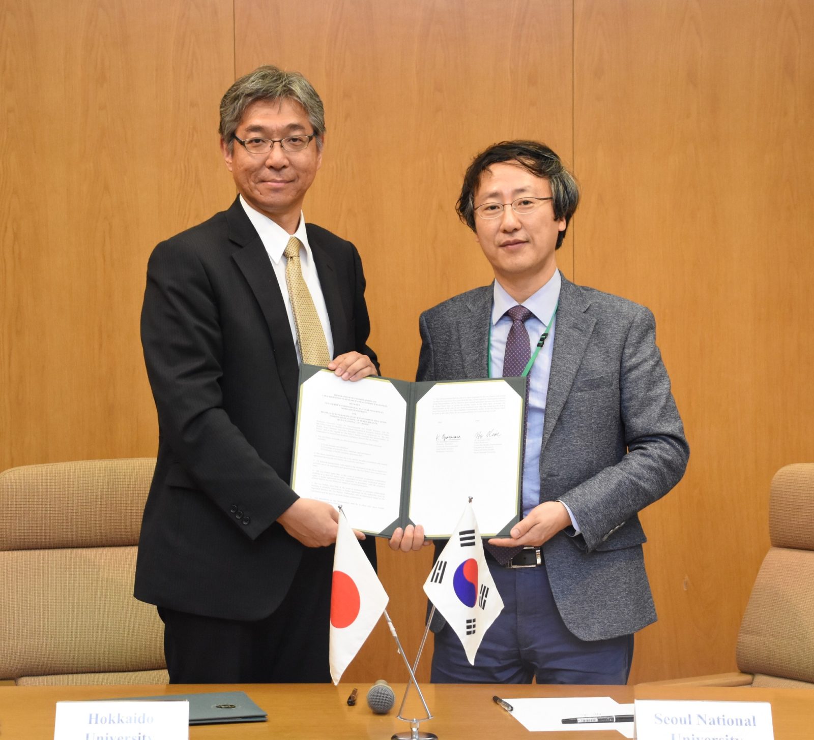 Prof. Kim, Dean of Graduate School of Public Health from SNU (right) and Prof. Ogasawara, Director of Center for Environmental and Health Sciences from HU (left) signed the MOU.