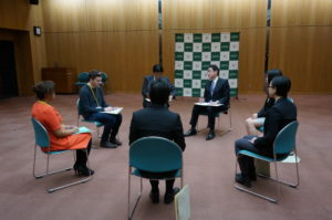 Foreign Minister Kishida and the students exchanging their opinions