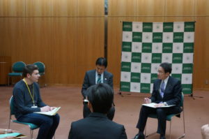 Foreign Minister Kishida listening to opinions