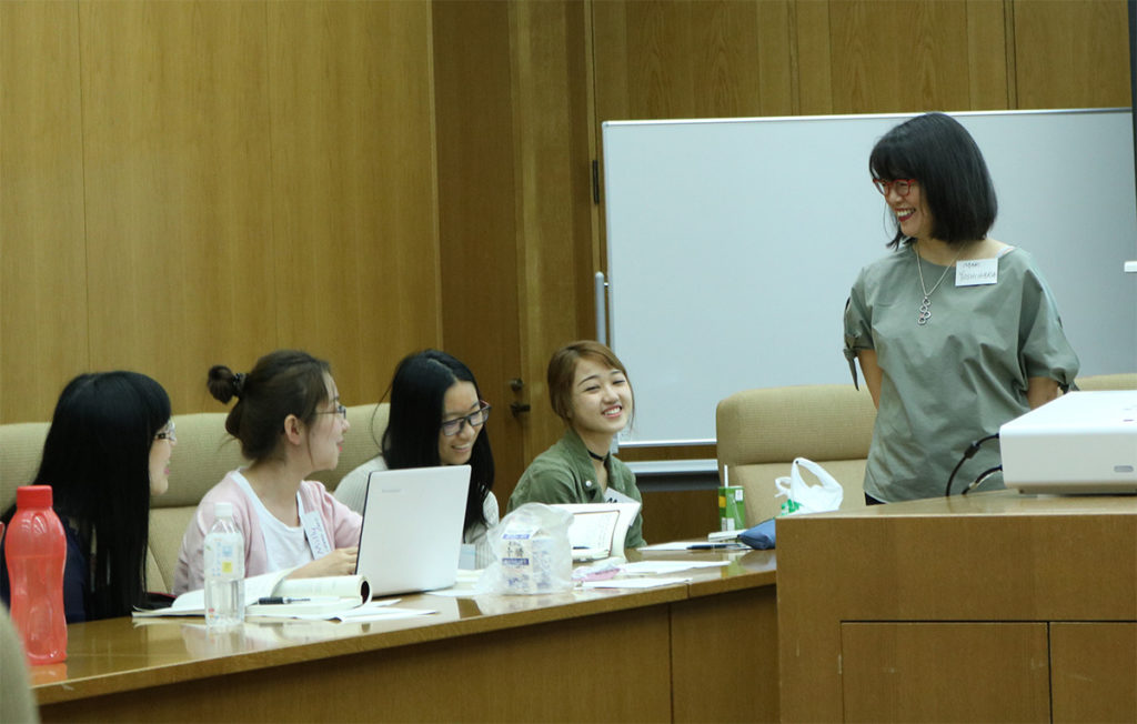 Professor Yoshihara and the students during the lecture.