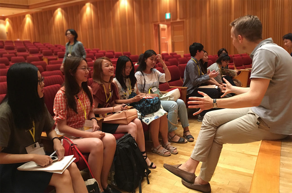 Jaakko Lauvuori and students