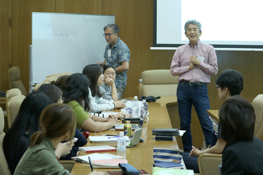 Professor Yaguchi discussing with the students.