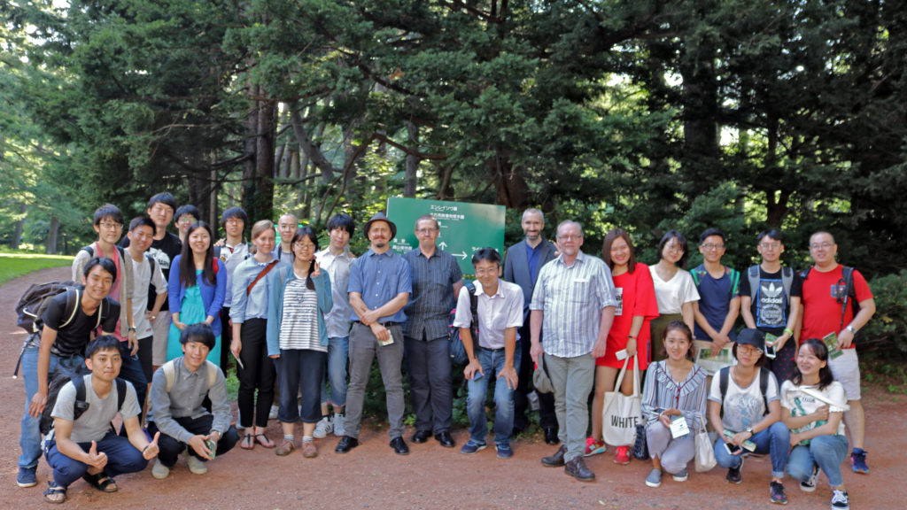 Group photo at the entrance of the Botanic Gardens