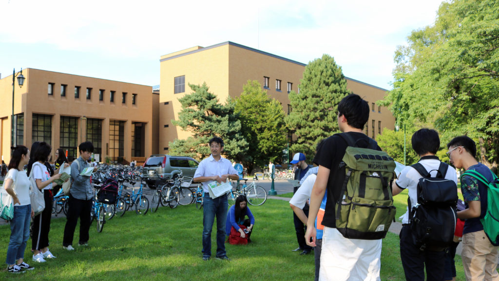 Associate Professor Taro Mori from the Graduate School of Engineering introducing Central Lawn, one of the stops on the field trip