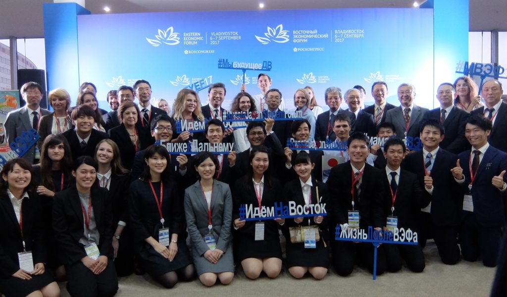 Commemorative photo with participants of the Japan-Russia Student Forum