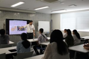 Dr. Suzuki lecturing on zoonoses. 