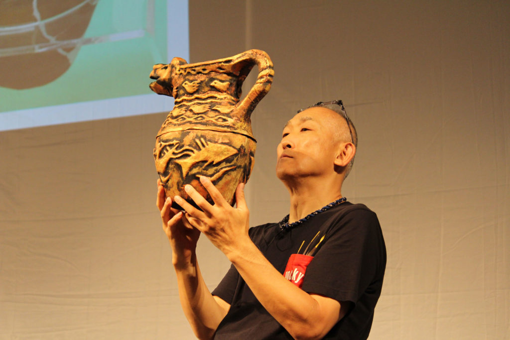 Noriyuki Sawa introduces the stage props used in the show.