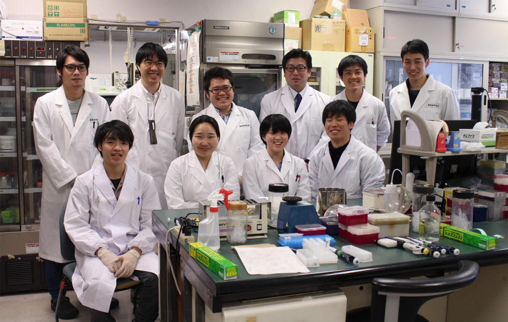Satoru Konnai (third from the right, top row) and his lab members.