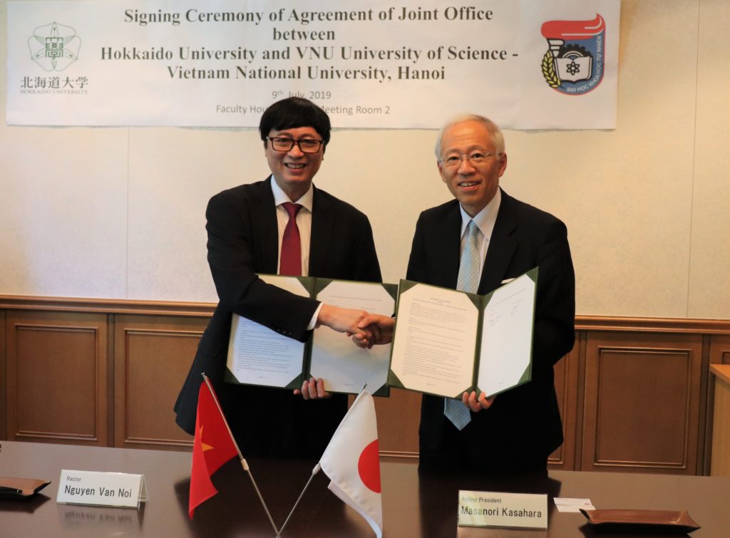 Acting President Kasahara and Rector Noi shaking hands
