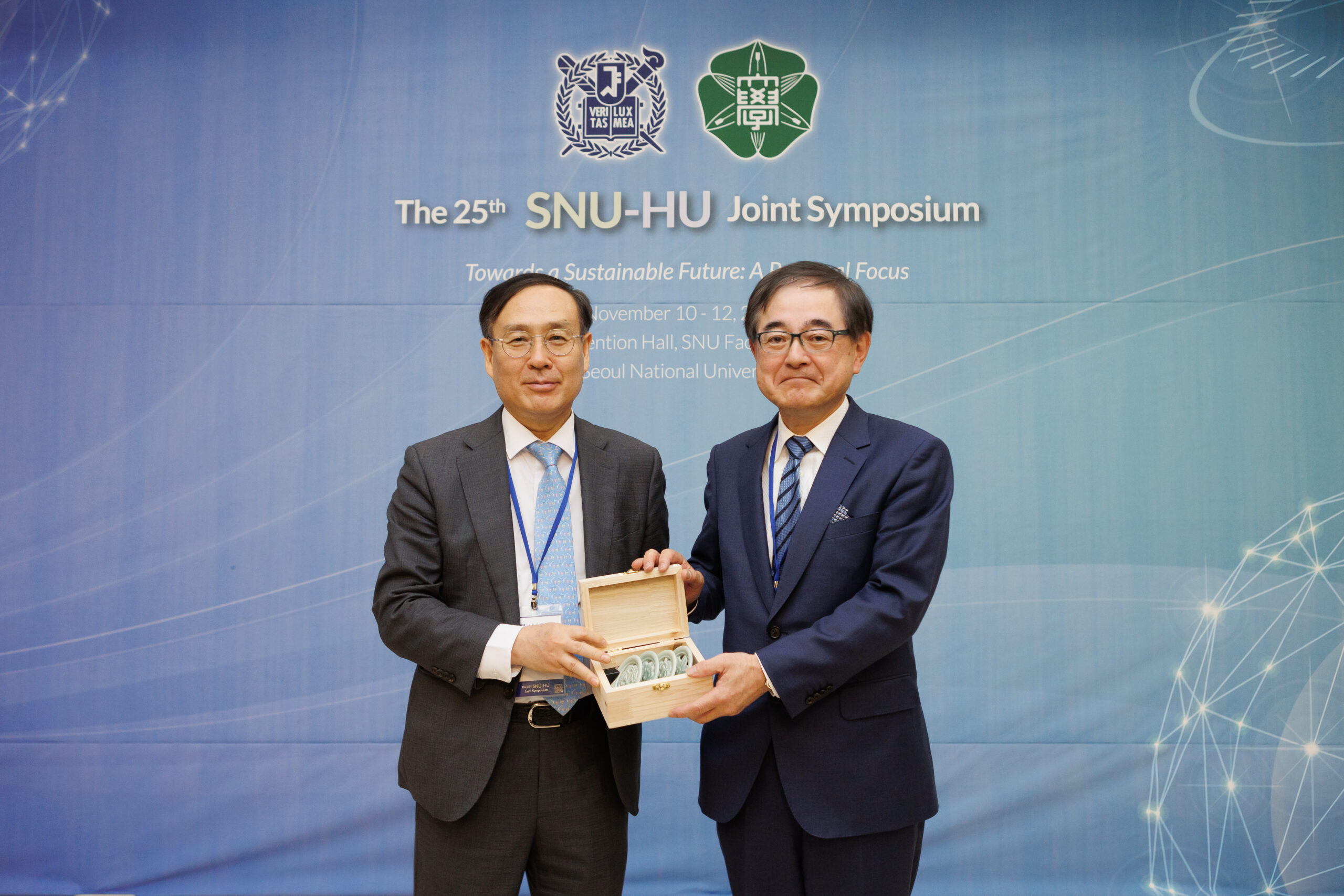 President Se-Jung Oh of Seoul National University is standing on the left side of the photo, posing for the picture next to President Kiyohiro Houkin of Hokkaido University.