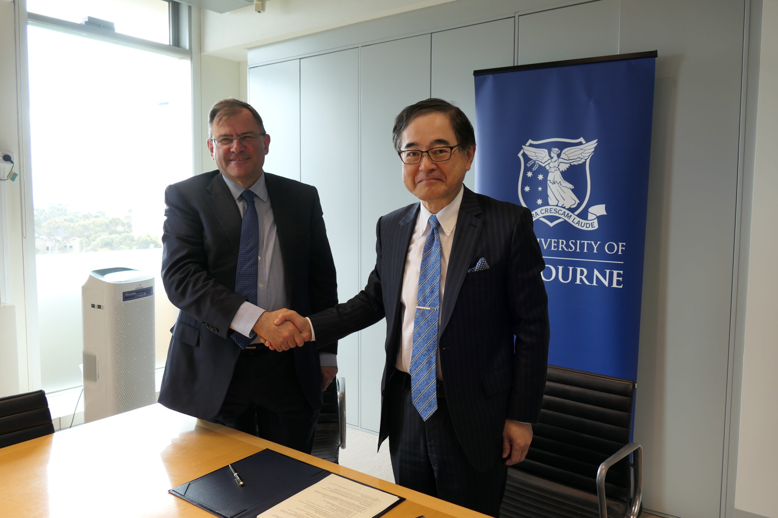 Vice-Chancellor Duncan Maskell is shaking hands with President Kiyohiro Houkin, posing for the photo.
