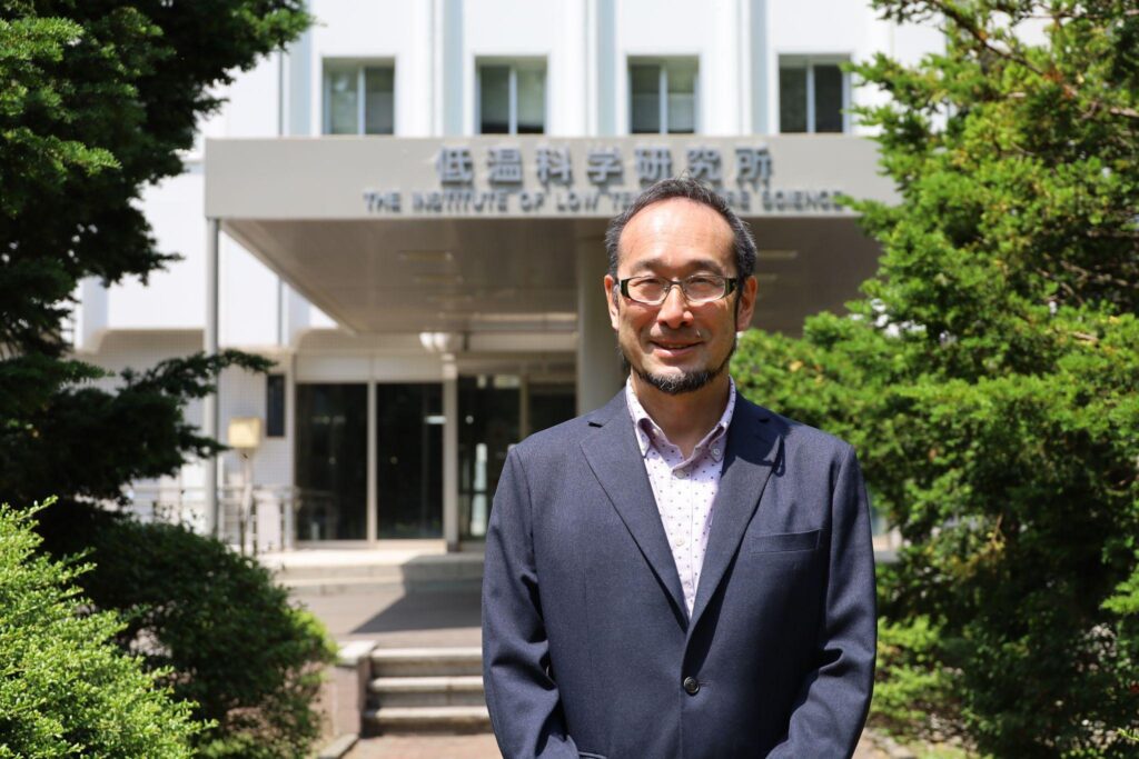 A protrait photo of Professor Kay. I. Ohshima of the Institute of Low Temperature Science, Hokkaido University. Taken by Manami Kawamoto.