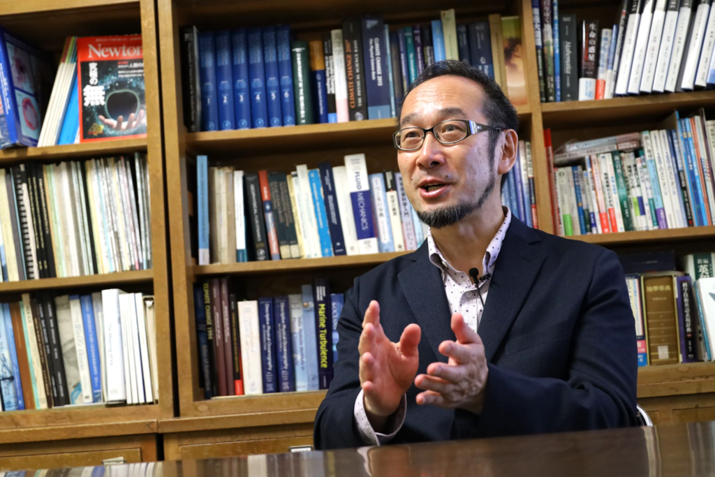 A photo of Professor Kay I. Ohshima discussing his research, taken by Manami Kawamoto.