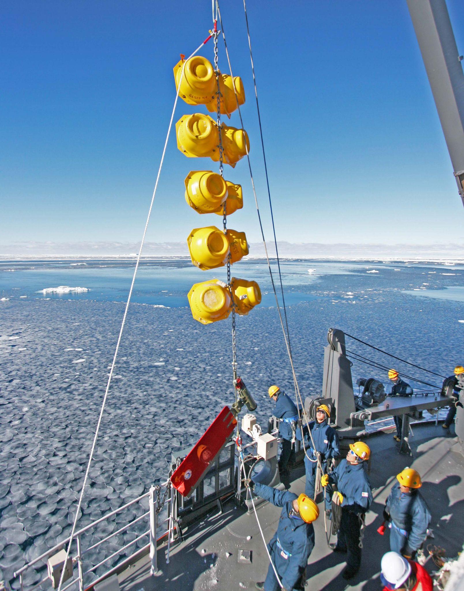 A photo of the installation of observation equipment from the icebreaker "Shirase" during an Antarctic expedition, taken in 2011. Provided by Keigo Asano.