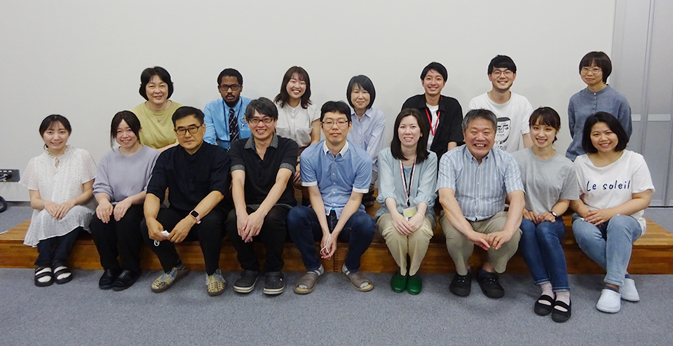 A photograph of 16 people: Members of the Division of Molecular Pathology and the Shionogi Division of Anti-Virus Drug Research at the International Institute for Zoonosis Control, Hokkaido University