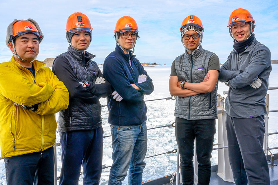 Five researchers who joined the 61st expedition from Hokkaido University. Photo provided by Shigeru Aoki.