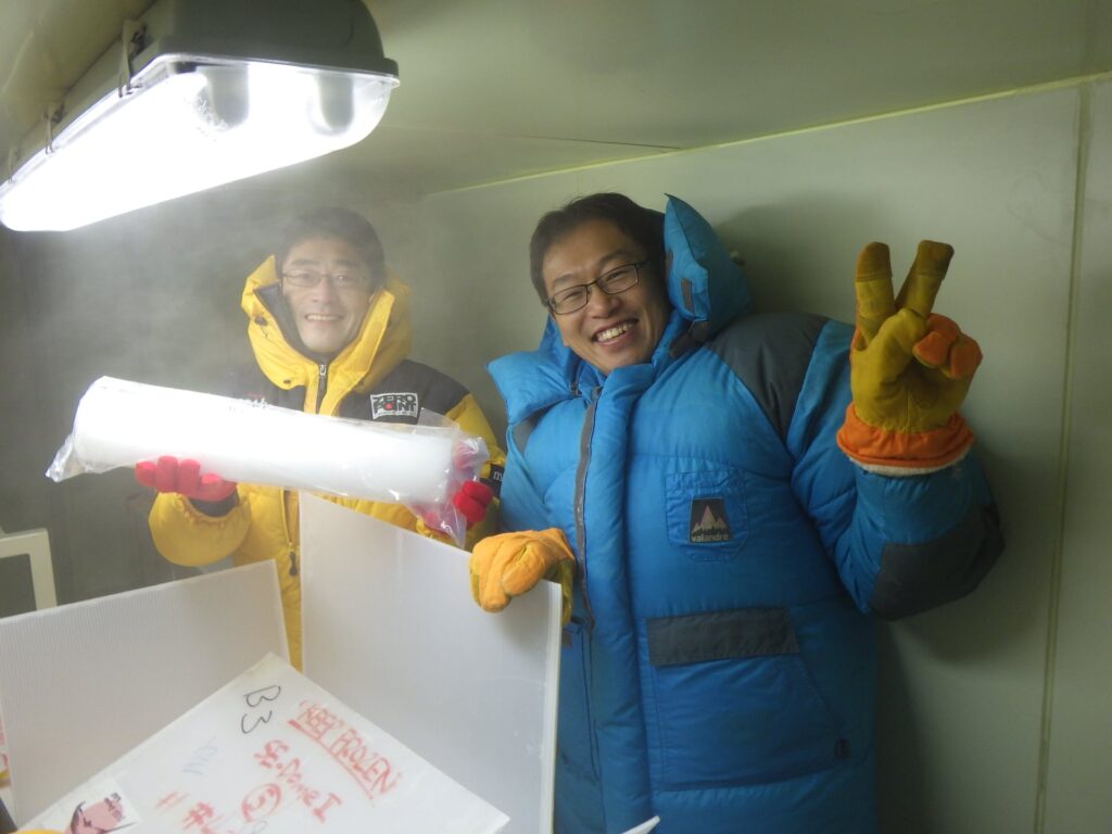Yoshinori Iizuka (left) and Sumito Matoba (right) of the research team with the ice core from Greenland used in the study (Photo: Sumito Matoba).