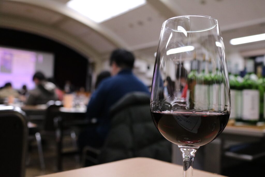 “Sustainable Winemaking in Hokkaido,” inter-graduate school classes, held a wine-tasting session (December 2021).