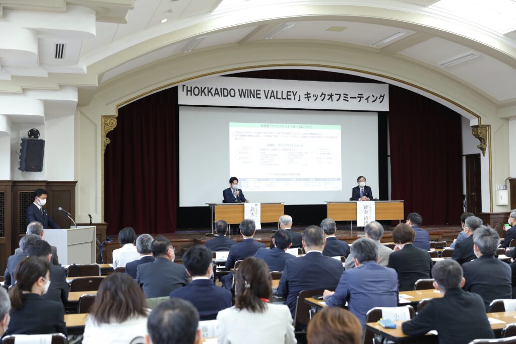Hokkaido Governor Naomichi Suzuki and Hokkaido University President Kiyohiro Houkin discuss the future of the wine industry at the “Hokkaido Wine Valley” kick-off meeting (April 2022).