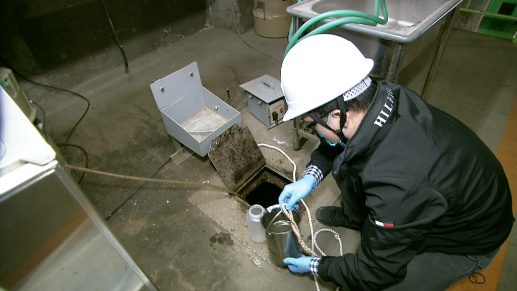 Collecting samples at a wastewater treatment plant for the study (Photo provided by Masaaki Kitajima).