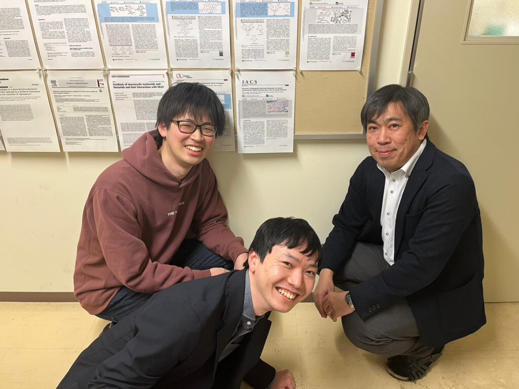 Rintaro Kaguchi (left), first author of the study, with Akira Katsuyama (center) and Satoshi Ichikawa (right), corresponding authors (Photo: Akira Katsuyama). 