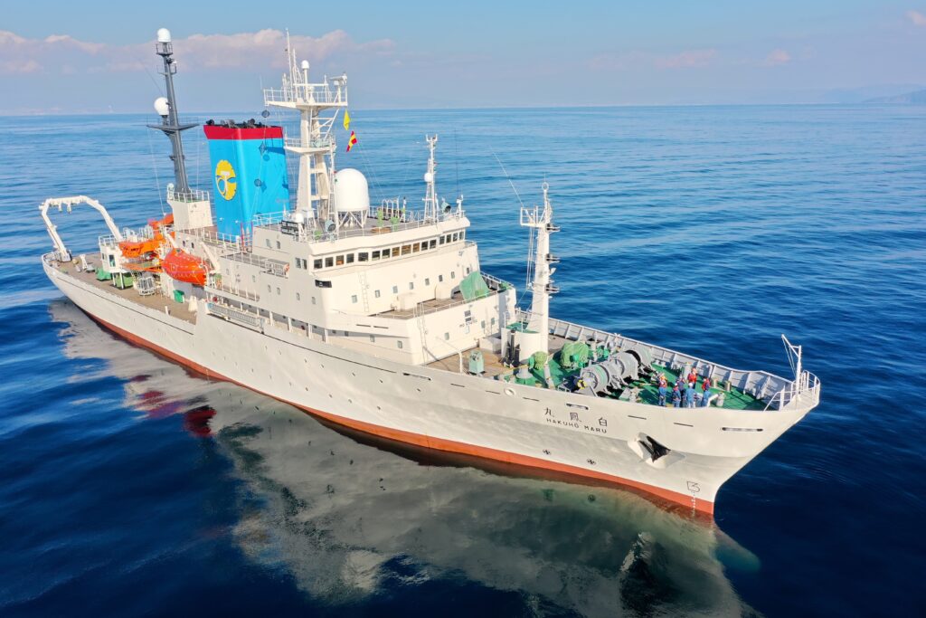 Research Vessel Hakuho Maru conducted the observations used for this study.