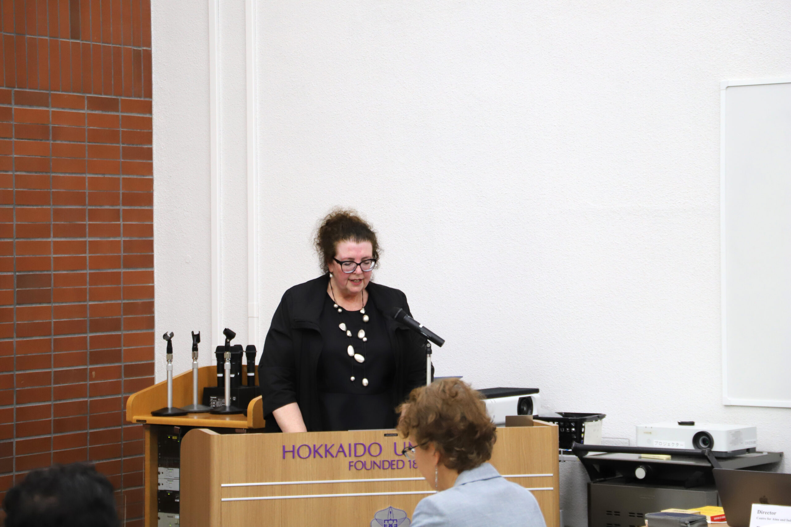 Janine Pitt, Counsellor (Education and Research), Australian Embassy in Tokyo, addressing the conference on Indigenous Studies.