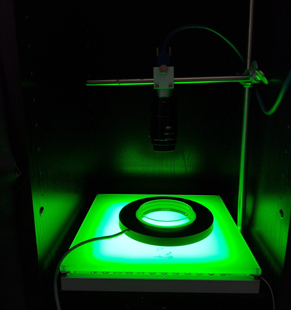 The easy-to-install optogenetic setup is kept in a dark space, consisting only of a petri dish, a camera fixed above and LEDs for the optogenetic magic. (Photo: Michael Schleyer)