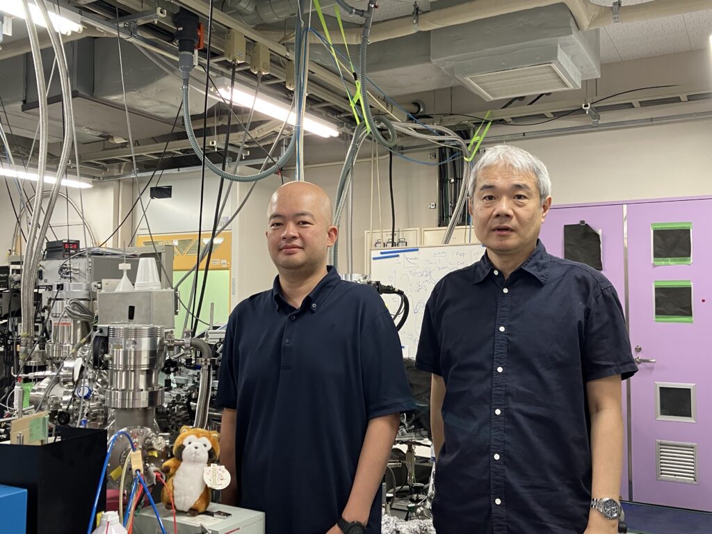 Masashi Tsuge (left), first and corresponding author of the paper with co-author Naoki Watanabe (right). (Photo: Masashi Tsuge)