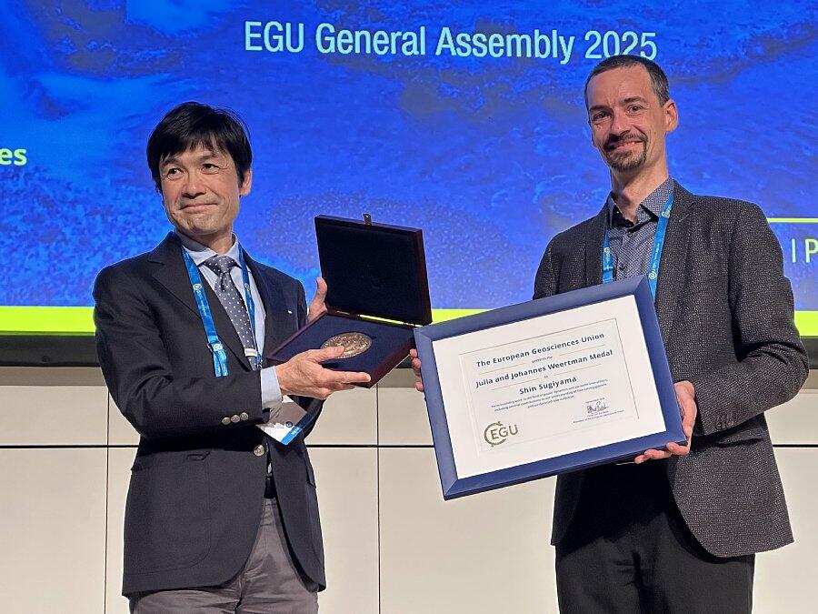 Shin Sugiyama (left) receiving his medal from Daniel Farinotti, President of EGU Division on Cryosphere Science.