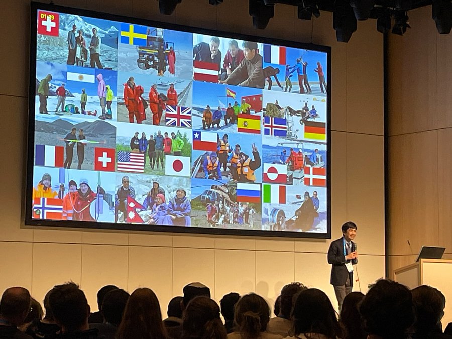 Sugiyama’s international collaborations were presented in the medal lecture.