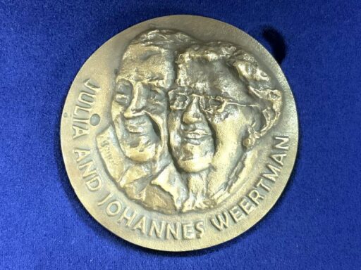 The Julia and Johannes Weertman Medal awarded to Prof. Sugiyama, featuring the likenesses of its namesakes.